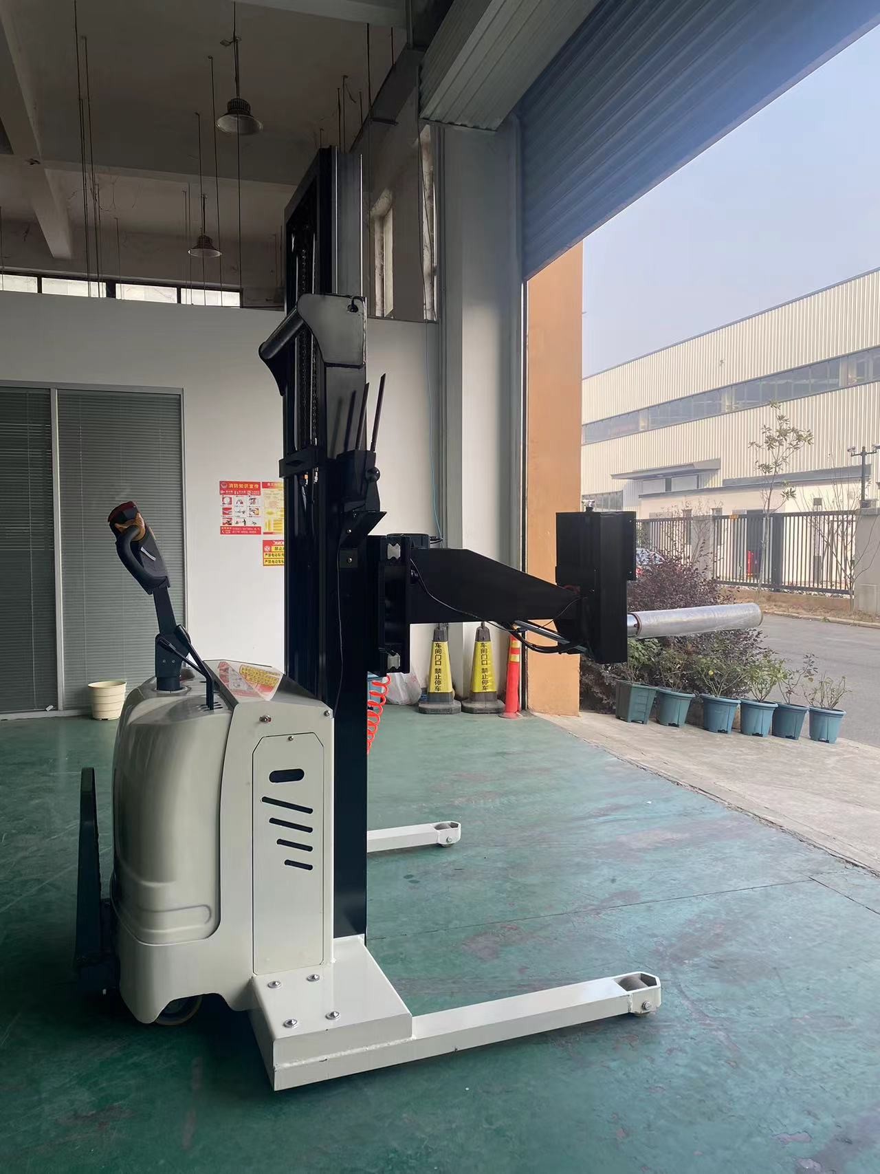 Automatic Electric Battery Powered Roll Paper Plastic Film Roll Lifter Easy To Operate Paper Roll Forklifts