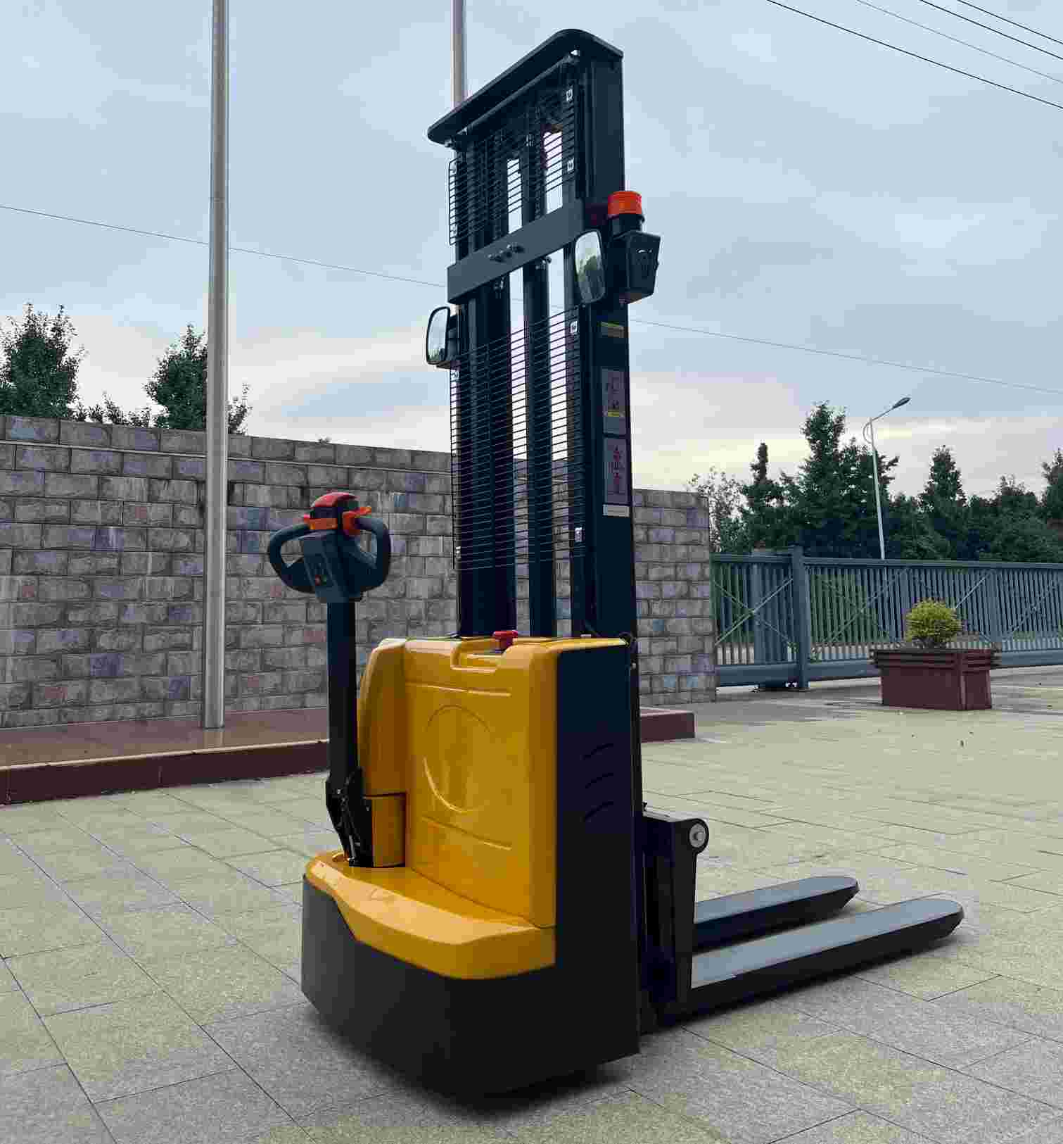 Electric Walkie Stacker 1500kg Load Capacity 1070mm Fork Length